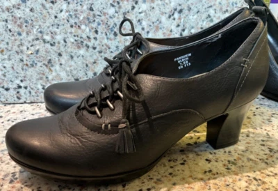 EARTH PANNIKIN BLACK LOW HEELS SIZE 7.5 B LEATHER LACES TASSELS - Image 1 of 4