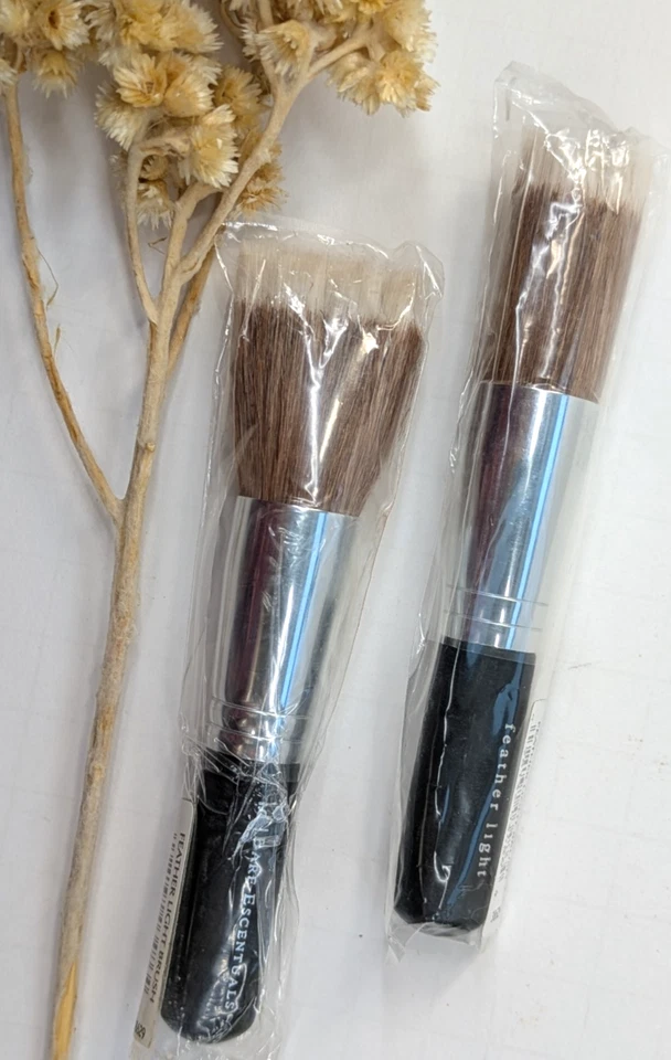 JUEGO SELLADO LOTE 2💋bareMinerals Escentuals Pluma Luz Cepillo Cara Mango Negro Foto 1 de 4