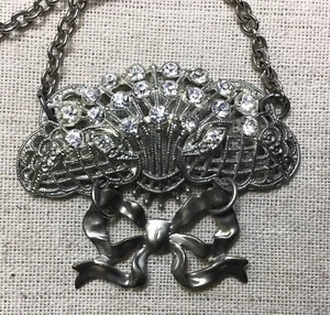 Collar Estilo Vintage - Pieza de Flor Vintage Reciclada, Arco, Cristales Transparentes - Imagen 1 de 5