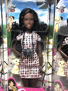 Barbie carriera afroamericana "fotografo di animali domestici" con macchina fotografica e cucciolo di animali domestici - Foto 1 di 12