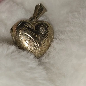 Ciondolo medaglione vintage argento sterling 925 cuore gonfio inciso disegno floreale vintage - Foto 1 di 21