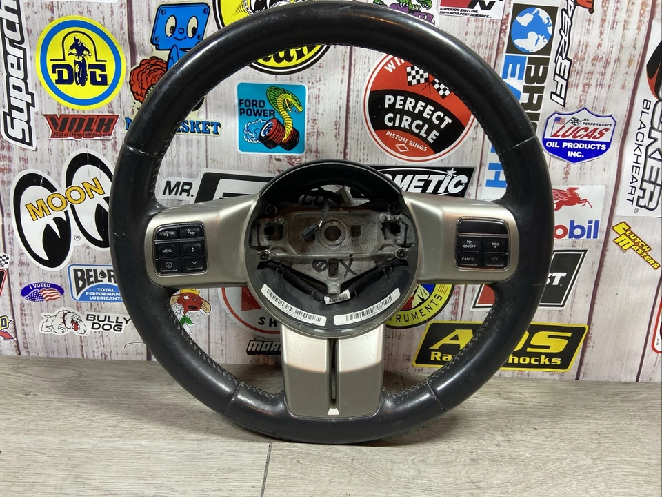 吉普 JK 牧马人 原始设备制造商 硬岩 黑色皮革方向盘 2011 - 2017 117097 — 第 1/4 张图片