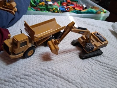 1994 Ertl  Diecast Caterpillar D350D Articulated Dump Truck & 390D - Image 1 of 4