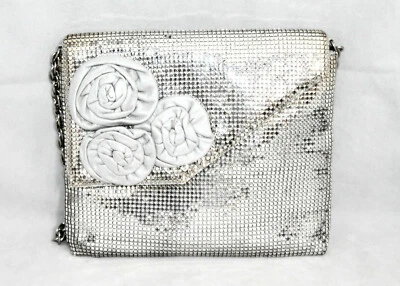 Bolso de hombro bolso sin asas WHITING & DAVIS de malla plateada de cuero con apliques de flores Foto 1 de 4