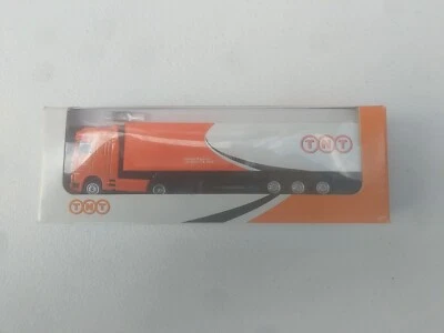 TNT GLOBAL EXPRESS LOGISTICS AND MAIL TRUCK WITH TRAILER; 1:87 Scale ~ TRL7#21 - Image 1 of 3