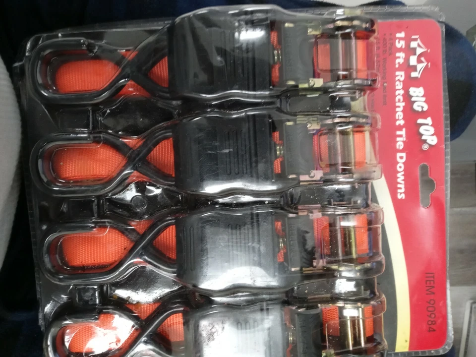 Corbatas de trinquete de 15 pies, paquete de 4, 400 libras. límite de carga de trabajo; resistente a la intemperie Foto 1 de 1