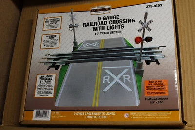 MENARDS  "O" GAUGE CROSSING GATE WITH LIGHTS - Image 1 of 2