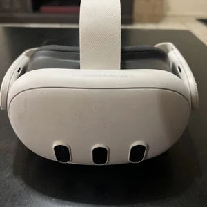 Meta Oculus Quest 3 VR Headset (Non-Working Store Display Unit) - Picture 1 of 5