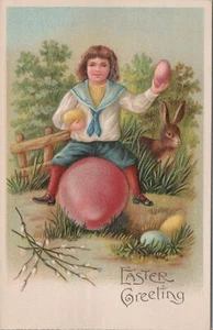 Postal Pascua Niño Pequeño Sentado Gigante Huevo de Pascua - Imagen 1 de 2