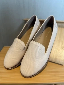 Ladies Head Over Heels Size 7 (40) Beige Slip On Flat Shoes - Picture 1 of 5