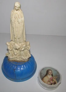 VINTAGE UNSERE FAMILIE ROSENKRANZ STATUE mit Perlen IM SOCKEL + Behälter mit DUFTPERLEN - Bild 1 von 4