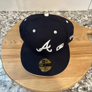 Gorra ajustada Atlanta Braves para hombre 7 3/4 azul blanco logotipo liso New Era MLB Sku#0217 - Imagen 1 de 4
