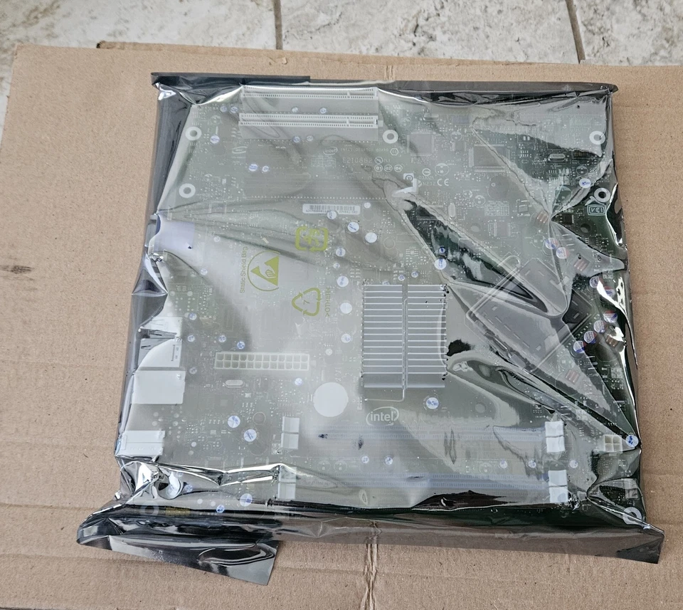 New Intel Desktop Board DQ965CO LGA775 BTX Motherboard, D34641-507 - Image 1 of 4