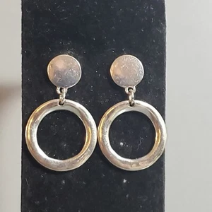 T Tahari Dangle Hoop Earrings Silver Tone Retro Modernist Boho Pierced 1.5" - Picture 1 of 11