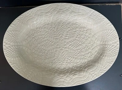 Plato grande ovalado Beaver Farm cerámica color crema en relieve floral Starburst Foto 1 de 4