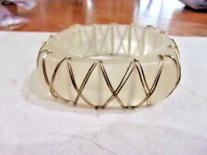 Grober Armreif Armband aus mattiertem Acrylglas-Look mit Drahtakzent - Bild 1 von 4