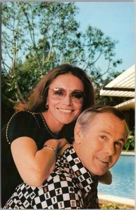 De colección 1980 JOHNNY CARSON Postal TV Talk Show Anfitrión, con esposa JOANNA Coral-Lee - Imagen 1 de 2