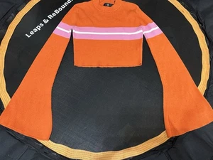 Orangefarbener gerippter Pullover mit rosa-weißen Streifen cropped Glockenärmeln Gr. 2 - Bild 1 von 7