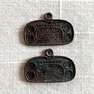 2 винтажных рекламных подвески для приборной панели 1958 Plymouth от дилера подарок - Изображение 1 из 4