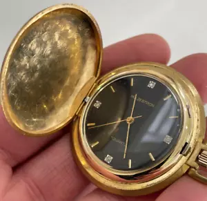 Reloj de Bolsillo de Cuarzo Majestron De Colección Esfera Dorada Cara Negra Diamantes Cadena con Caja - Imagen 1 de 16