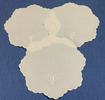 Lote Vintage de Três Guardanapos, Linho, Redondo, Bordado com Monograma F, Branco - Imagem 1 de 4