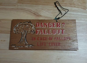 Vintage ""Gefahr Fallout"" Holzschild lustig Mann Höhle Dekoration Made in Japan - Bild 1 von 4