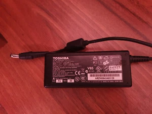 Netzteil / Ladegerät : TOSHIBA SADP-65KB B - Photo 1/1