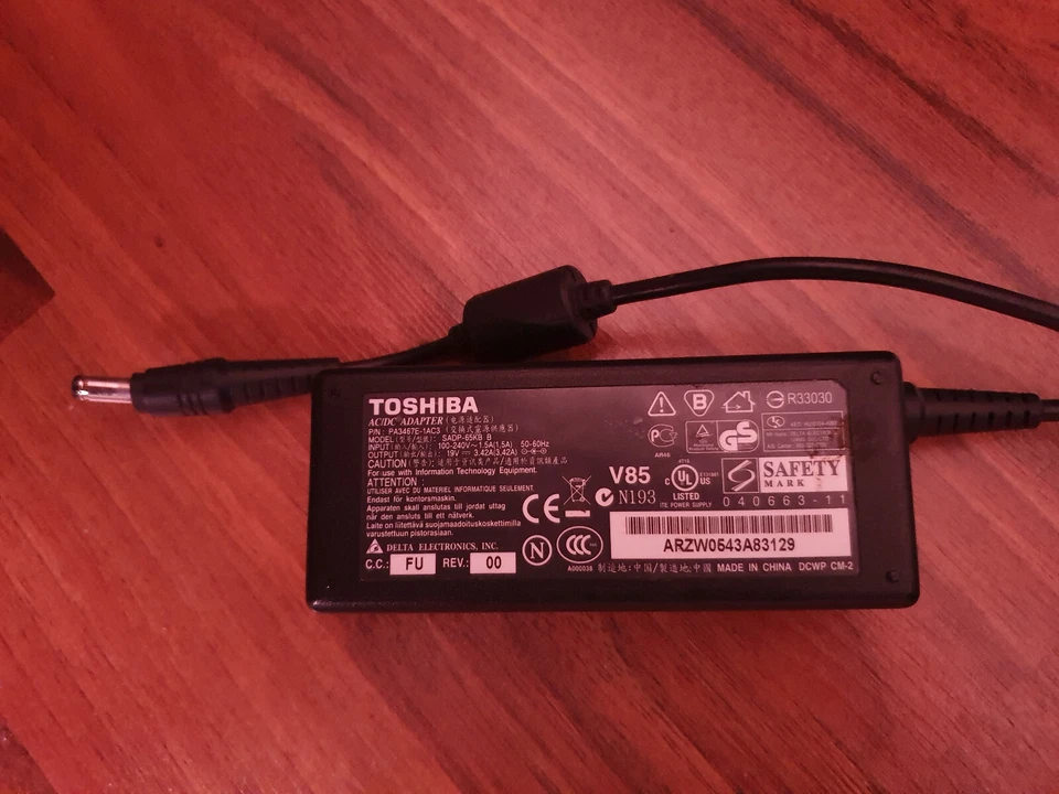 Netzteil / Ladegerät : TOSHIBA SADP-65KB B - Bild 1 von 1