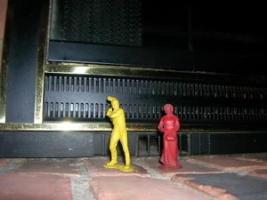AUBURN RUBBER SETTLERS PIONEERS TOY SOLDIERS VINTAGE 1950'S VINYL FARMERS - Picture 1 of 3
