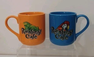 2 Vintage Rainforest Cafe IGGY Leguan Orange & Rio Papagei Blau Kaffeebecher Tasse Set - Bild 1 von 8