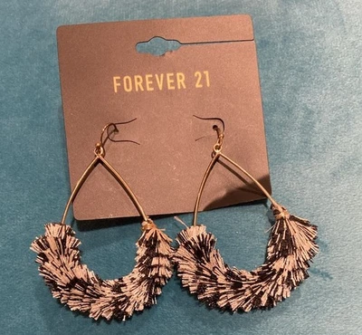 Brincos de borla de gota preto e branco da moda divertida | Forever 21 - Imagem 1 de 3