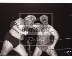 8 x10 WRESTLING PHOTOGRAPH OF DA CRUSHER VS. DUSTY RHODES FROM CHICAGO 1973 - Picture 1 of 1