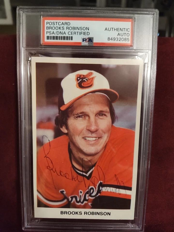 BROOKS ROBINSON POSTCARD HAND SIGNED AUTO SIGNATURE SLABBED PSA/DNA - Image 1 of 1