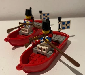 2x Lego Pirates Piraten Imperial Soldiers Piraten mit Boot - Picture 1 of 3