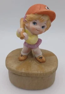 Caja de baratijas de porcelana pintada a mano Lefton de colección con niña de béisbol #02228 - Imagen 1 de 8