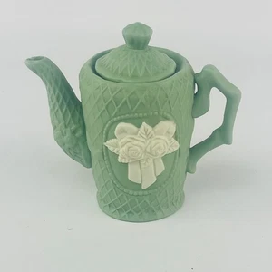 Biskuitporzellan grün/türkis erhaben weiße Rose Blumen Teekanne mit Deckel 4" hoch - Bild 1 von 5