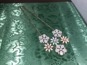 Hermoso Collar Eslabón Floral Lucita y Acrílico Crema Transparente Tono Dorado Estate - Imagen 1 de 5
