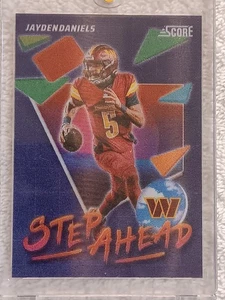 Jayden Daniels 2025 Panini Score STEP AHEAD Case Hit! SA-JDS Commanders Hologramm - Bild 1 von 3
