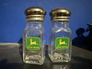 John Deere Salz- und Pfefferstreuer aus Glas mit Edelstahldeckel - Bild 1 von 3
