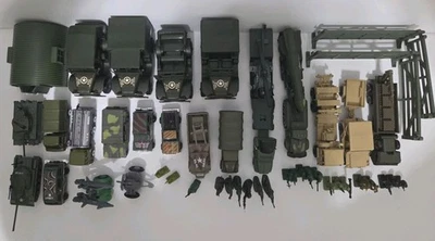 Lote de 50+ Veículos de Brinquedo Militar Sortidos, Soldados, Aeronaves, Base, Etc. - Imagem 1 de 4