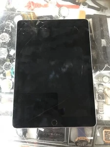 APPLE IPAD PRO 9.7" 128GB A1673 - FOR PARTS OR NOT WORKING ! - Picture 1 of 17