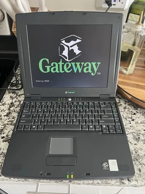 Gateway Solo 5300 复古游戏笔记本电脑奔腾 III 700MHz 64MB RAM (Windows ME) — 第 1/4 张图片