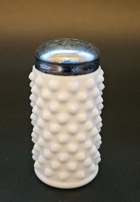 Coctelera de sal/pimienta vintage de vidrio de leche blanco FENTON tapa cromada de 3,25" de alto Foto 1 de 4