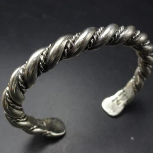 Brazalete Orville Tsinnie NAVAJO Estampado a Mano TORCIDO Plata de Ley 55.2g - Imagen 1 de 13