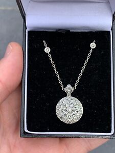 18ct gold diamond locket pendant on chain boxed