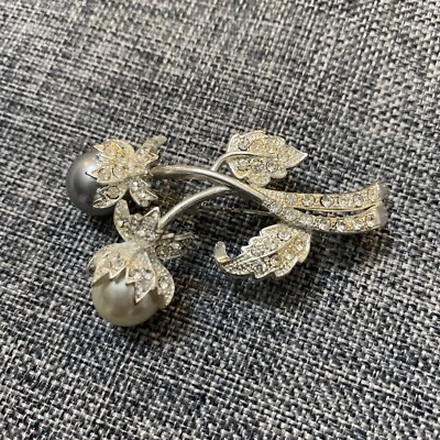 VTG Signed AVON MN Rhinestones & White Grey Pearls Silver Toned Flower Brooch - Imagem 1 de 4