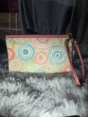 Bolso sin asas Coach colorido rosa con cremallera superior muñeca pequeño deletreado Foto 1 de 3