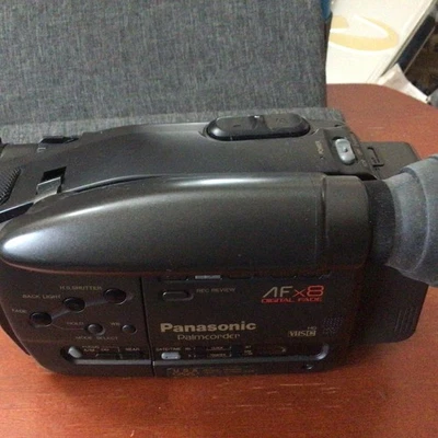 Panasonic PV-21 Palmcorder  VHS-C Camcorder  Manual & Charger &  Bag Not Tested - Image 1 of 4