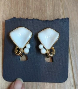 Vintage Krone Trifari gegossenes Milchglas Ohrclips goldfarben - Bild 1 von 9