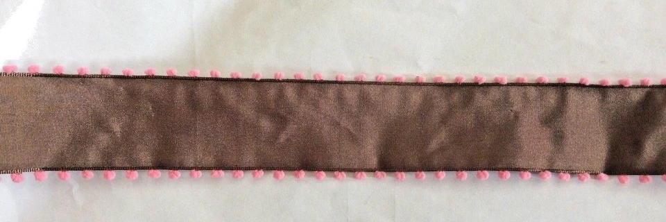 CINTA MAY ARTS RECORTADA CON POMPONES 1 1/2" CON-- 2 OPCIONES DE COLOR-- INCREMENTOS DE 5 YARDAS Foto 1 de 1